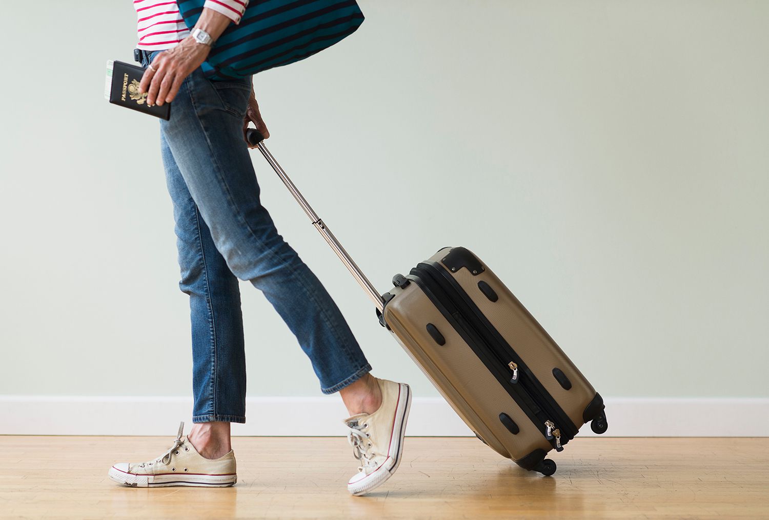 Suitcase Carry: Benefits, Precautions, and How to Perform